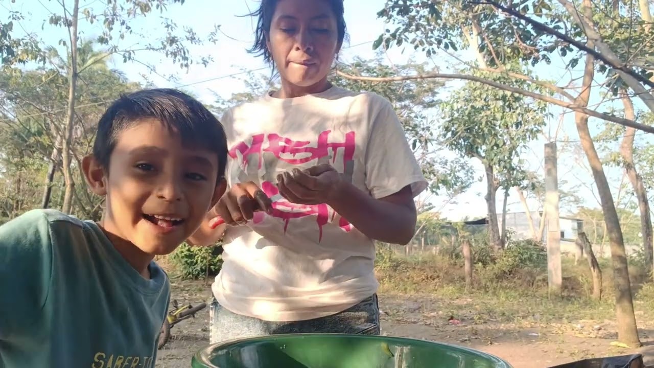 Amalia compartiendo con sus hij@s, unos antojos🤤