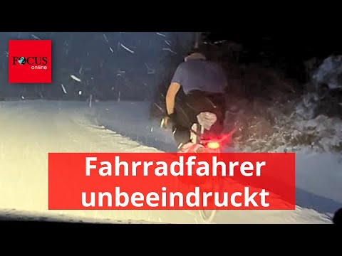 Sturmtief "Elli" wütet – Fahrradfahrer fährt unbeeindruckt im T-Shirt durch Schnee