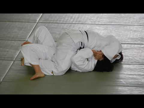 4K 女子柔道、変則寝技を決める様子