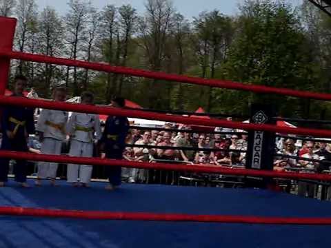 Pokaz judo zawodników STS Gryf-3 Słupsk podczas majówki 2012 w PKiW - grupa młosza