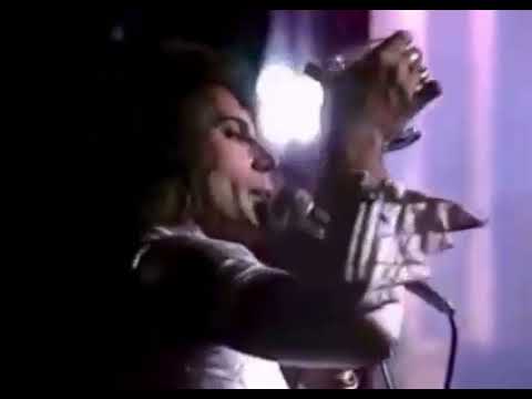 Freddie Mercury Raises A Special Toast For Christmas - brindis por Navidad