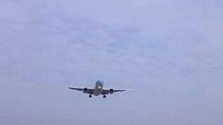 preview picture of video 'klm boeing777 landing chengdu airport'