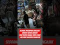 Seorang Perempuan Mengajak Anaknya Untuk Mencvri Hand Phone Penjaga Toko Disaat Jam Sibuk