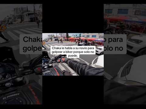 Sujeto se molesta con el biker y le llama a su amigo para gritarle.
