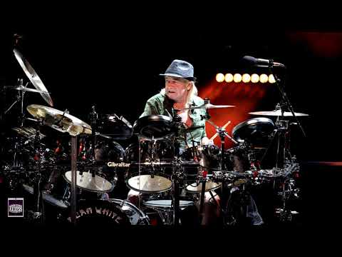 BackstageAxxess interviews Alan White  of YES.