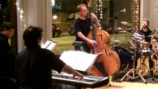 Elsie Parker &amp; The Poor People of Paris perform Elle danse seule