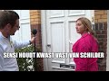 Sensi helpt schilder en houdt zijn kwast vast