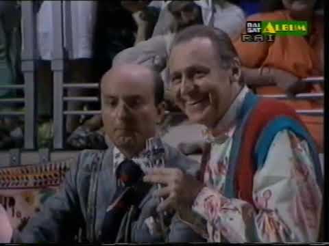 Maurizio Ferrini si domanda se è meglio l'impermeabile o l'ombrello (1985)