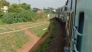 preview picture of video 'Hyderabad-Pune Exp arriving at Kurduwadi like snake'