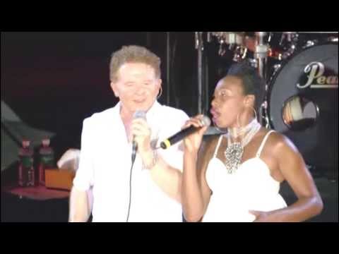 Videoclip de Something for You (Live) — Simply Red