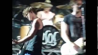 Ashton Playing Guitar || Teenage Dream (Melbourne 30.10.2013) 5SOS