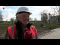 Landschapsarchitect Niek Roozen geeft een rondleiding op het Floriadeterrein
