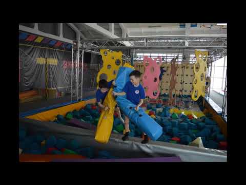 Спортсмены спортивного клуба Мангуст в батутном центре Fly Park