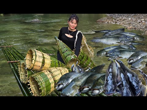 How to make a boat from bamboo, Single girl fishing a giant fish on the river | Em Tên Toan