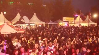 Molukkers zingen uit volle borst! Gandong E: Ale rasa beta rasa. Wat jij voelt, voel ik ook.