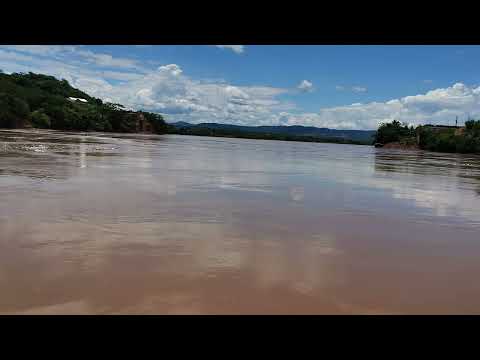 Cruzando el río Huallaga en la provincia de Picota, San Martín, Perú 