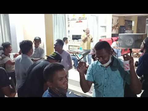 Bupati Merauke Fredi Gebze Menyanyikan Lagu Bugis Balo Lipa mi