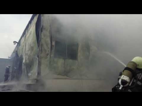 Arde un garaj în Cobadin de 500 de mp plin cu utilaje și materiale inflamabile! (I)