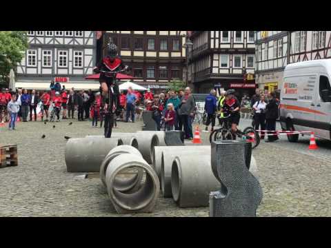 Stunts auf Trial-Rädern: Per Bike Hindernisse überwinden