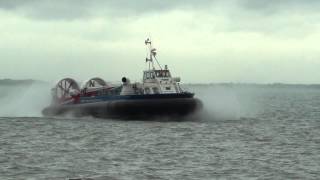 (HD) Hover Travel Hovercraft Arrives At The Isle Of Wight Pier In The Rain