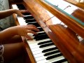 Девушка играет клубняк на пианино 