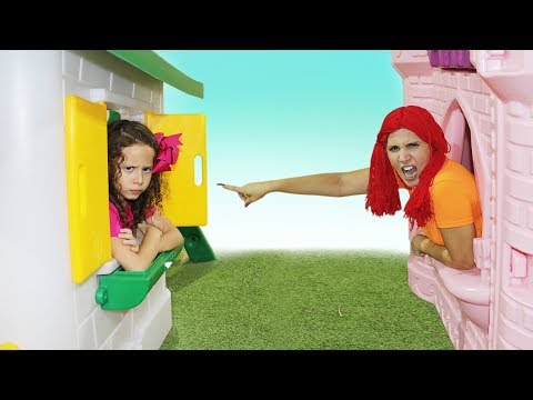 Valentina pretends to play neighbors with toy houses - 02