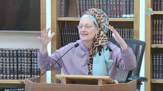 להפתיע את עצמי ביום הולדת? את הנסיכה המפונדרקת של הקב"ה! | הרבנית יונת פרימן | בית מדרש נשי אומנותי (ישיבת מכון מאיר) - התמונה מוצגת ישירות מתוך אתר האינטרנט יוטיוב. זכויות היוצרים בתמונה שייכות ליוצרה. קישור קרדיט למקור התוכן נמצא בתוך דף הסרטון