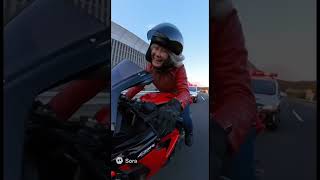 おばあちゃんがパトカーとカーチェイス
