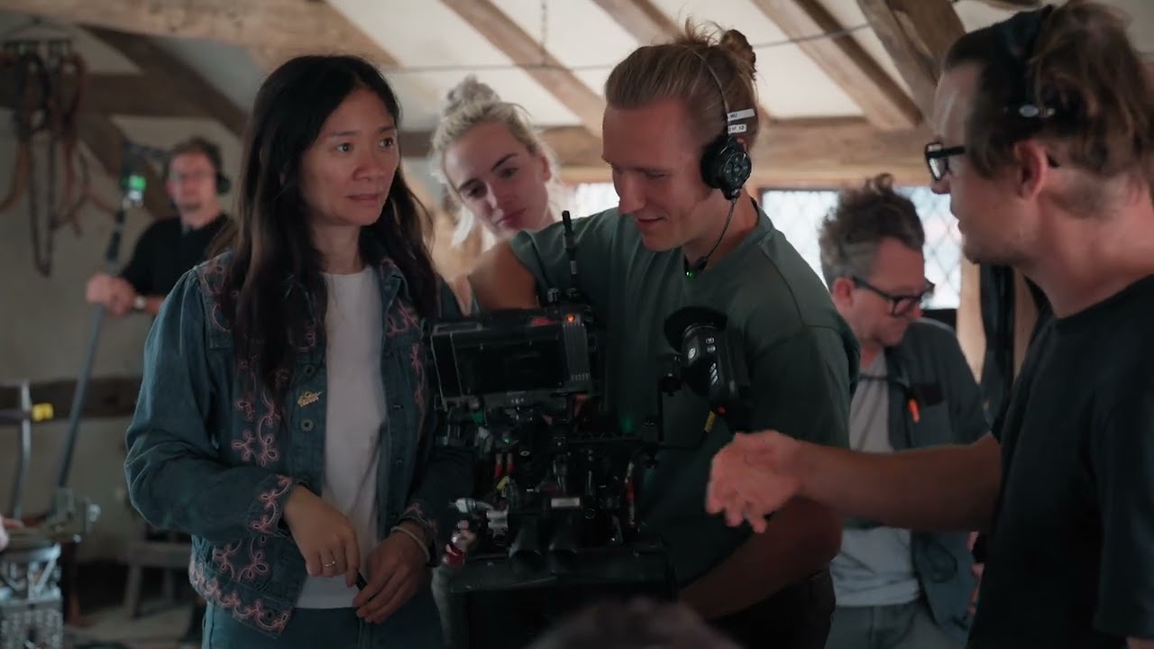 Miniature de la vidéo "All The World Is A Stage" Official Featurette du film Hamnet