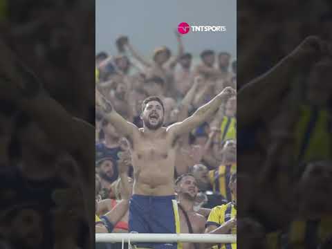 "Tras el golazo der Maxi #Lovera, la hinchada de #RosarioCentral está haciendo una verdadera fiesta" Barra: Los Guerreros • Club: Rosario Central