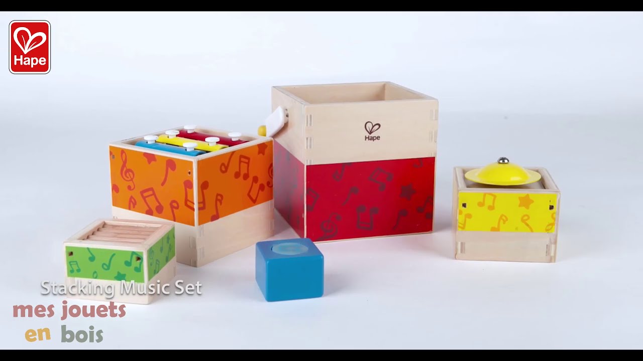 Ensemble d'instruments de musique empilés en bois