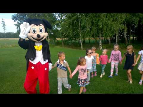 AGROTURYSTYKA POD BRZOZAMI  Myszka Miki prowadzi pociąg