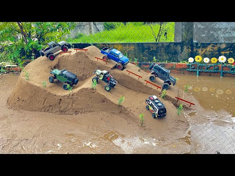 Rc Bronco Hilux Defender Jeep Crawler Mitsubishi climbing a difficult mountain...