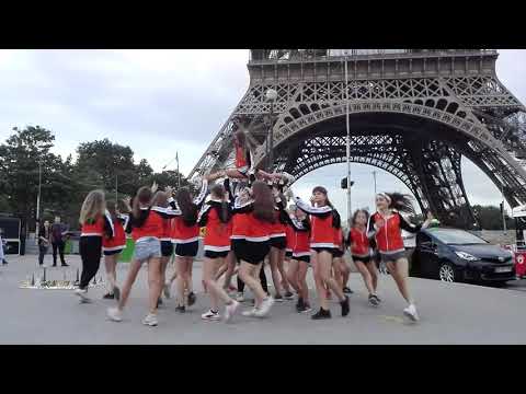 KAPRYS MAŁOGOSZCZ tańczy pod Wieżą Eiffla