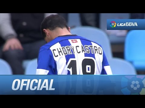 Carrera y chut de Chory Castro al lateral de la red