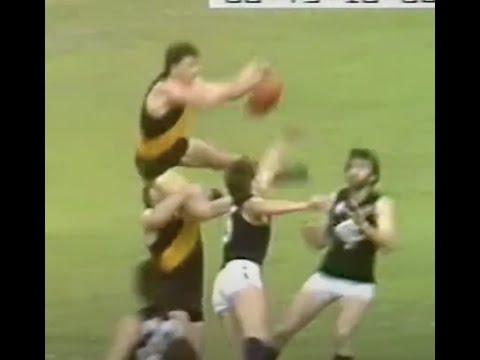 Michael Roach almost takes a screamer v Carlton at 1982 Commonwealth Games