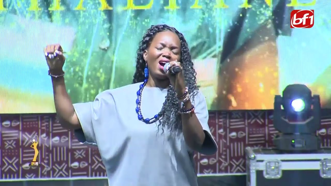 Finale Women’s Clips Awards: Thaliane interprète "Sain et sauf", un hommage aux FDS