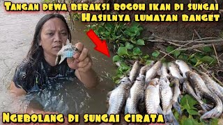 Download lagu DEDE INOEN'S MAGIC HANDS CATCH SWAMP FISH mp3 Download lagu DEDE INOEN'S MAGIC HANDS CATCH SWAMP FISH mp3