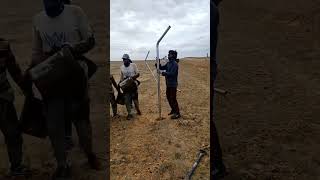 colocando concreto nos buracos da cerca