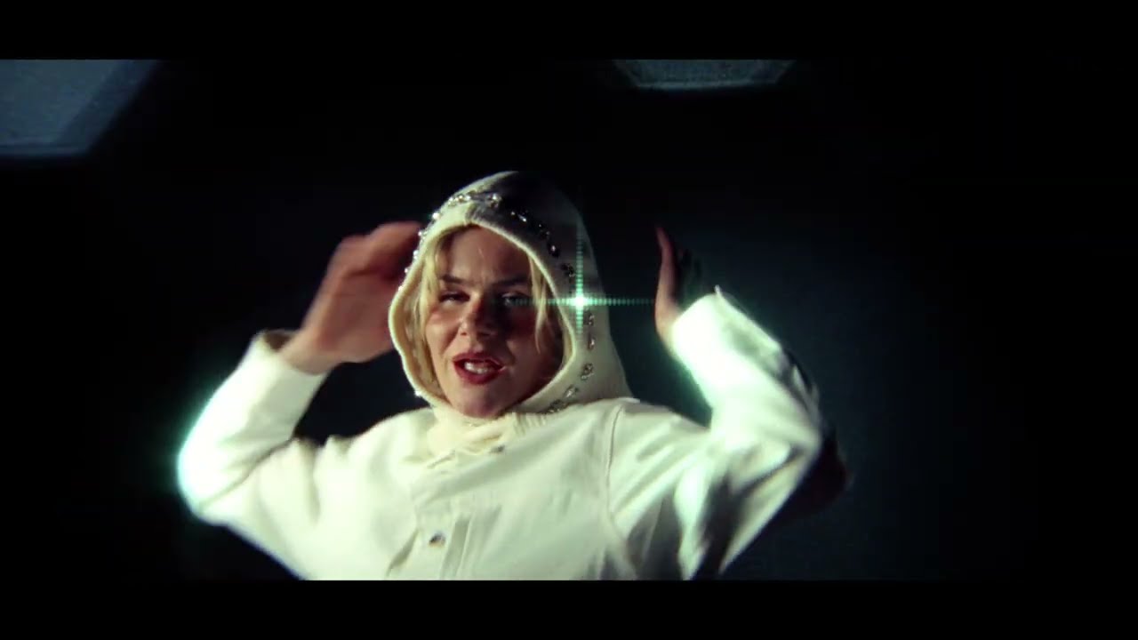 Annika mit dem Titel 'Livsforladt' / Video ((jetzt ansehen))