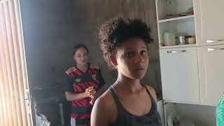 Camila arrumando a cozinha mais Joyce e Joelma