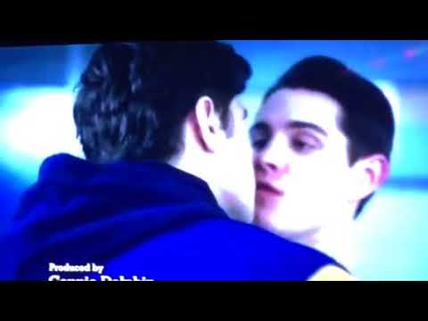 Riverdale 2x20 Moose and Kevin make out