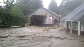 preview picture of video 'Flooding from Irene damaging the quechee bridge'