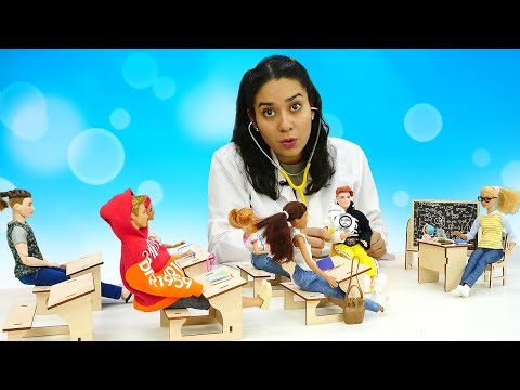 Doktor Aua in der Schule. Spielspaß mit Barbie. Puppen Video für Kinder