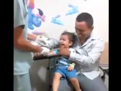 Veja oque este enfermeiro fez com uma criança para tirar sangue para exames
