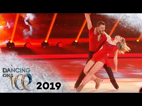 Lina Larissa Strahl bekommt Standing Ovations für Herzschmerz-Auftritt | Dancing on Ice | SAT.1