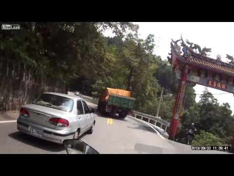 CRAZY WOMAN WANTS TO OVERTAKE - FAIL