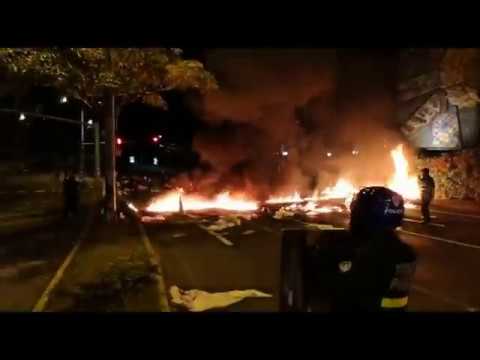 Estudiantes UCR bañaron de gasolina a policías y trataron de quemarlos vivos