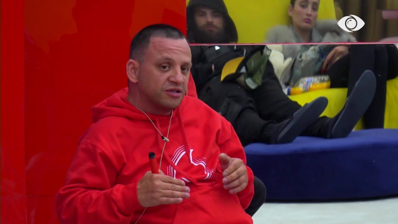 Puthja simpatike dhe zhgënjimi nga Graciano/ Elvisi vihet “në siklet” nga pyetja e Julianit