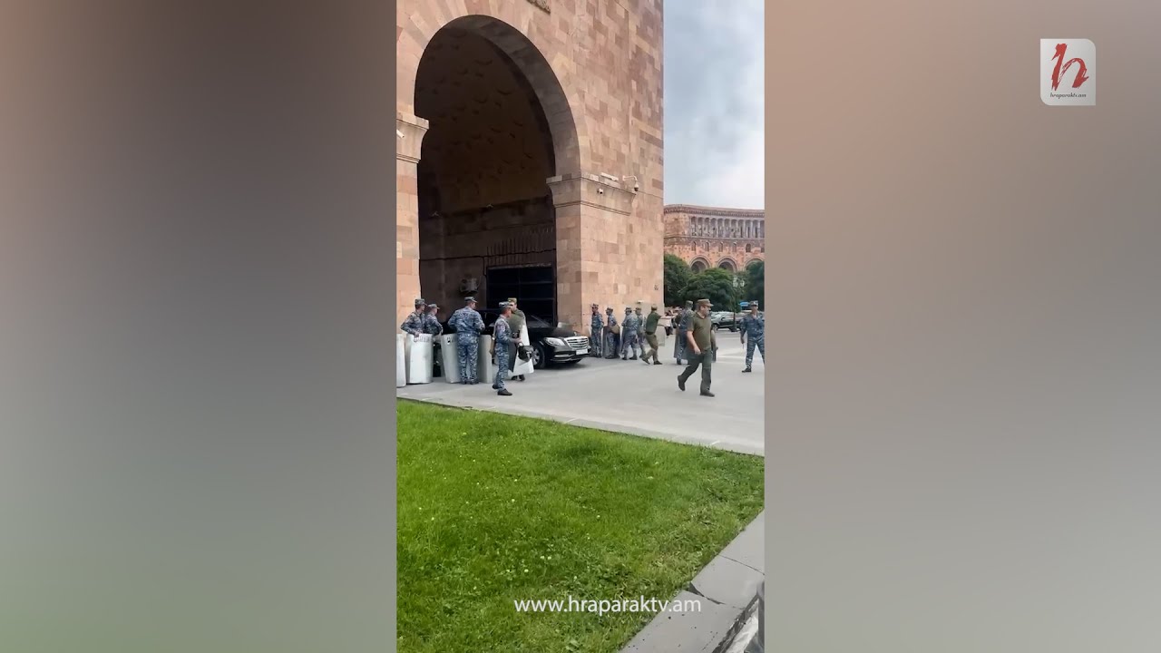 Այս պահին անհայտ մեքենան գաղտագողի լքեց Կառավարության շենքը